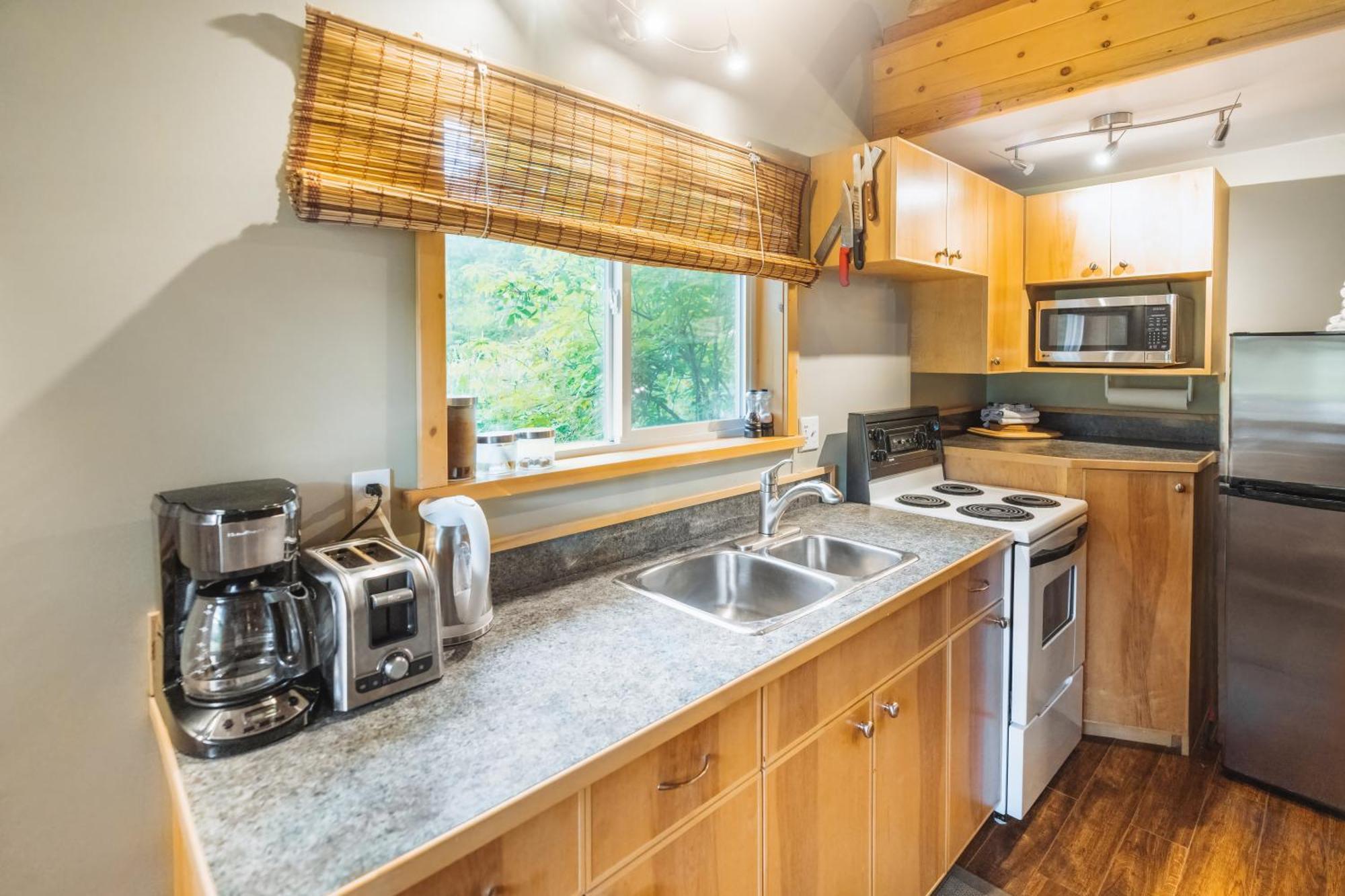 Bella Coola Grizzly Tours And Resort Hagensborg Экстерьер фото